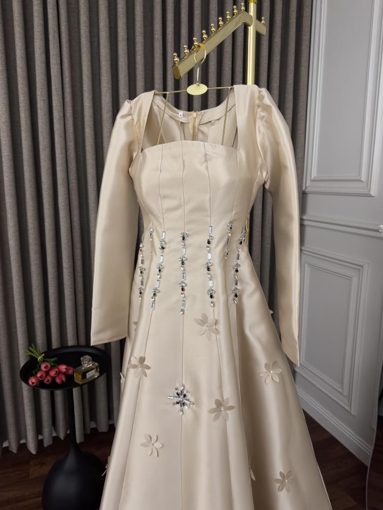 فستان ميكادو مطرز يدويًا