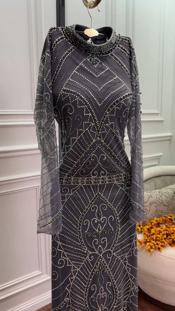 فستان من التول وفصوص الزركون