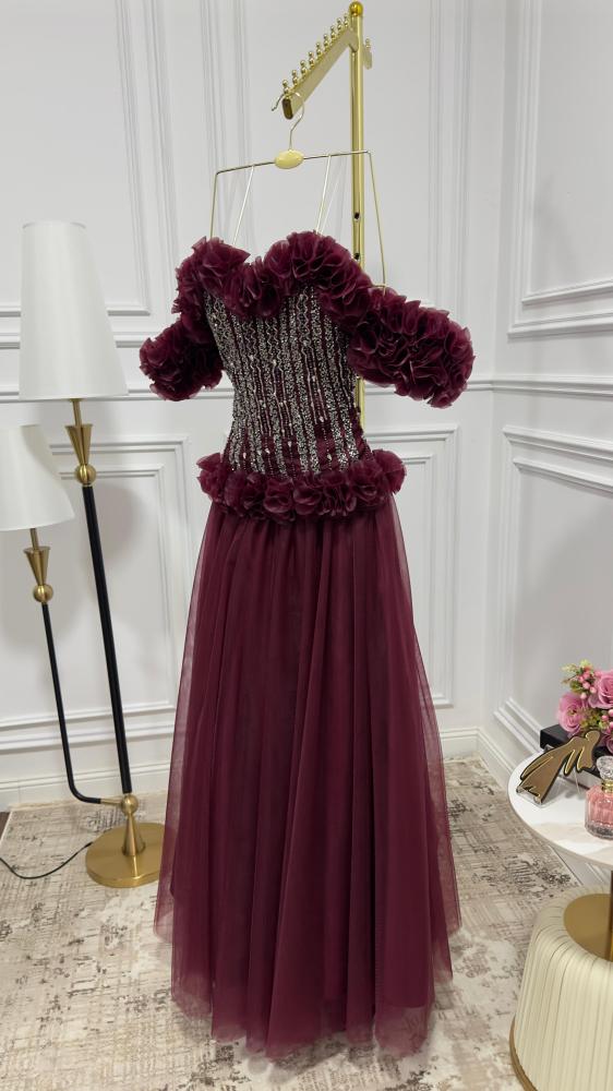 فستان طويل مقطوع بالليزر