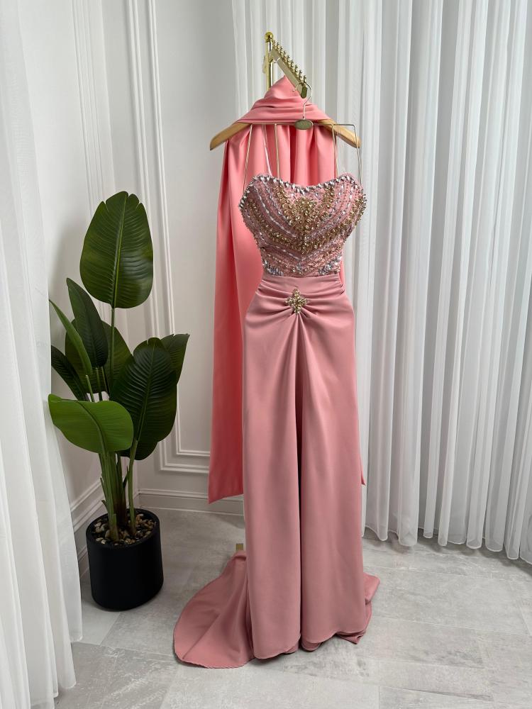 فستان باربي وتطريز يدوي