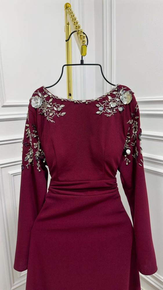 فستان باربي مطرز على الكتف