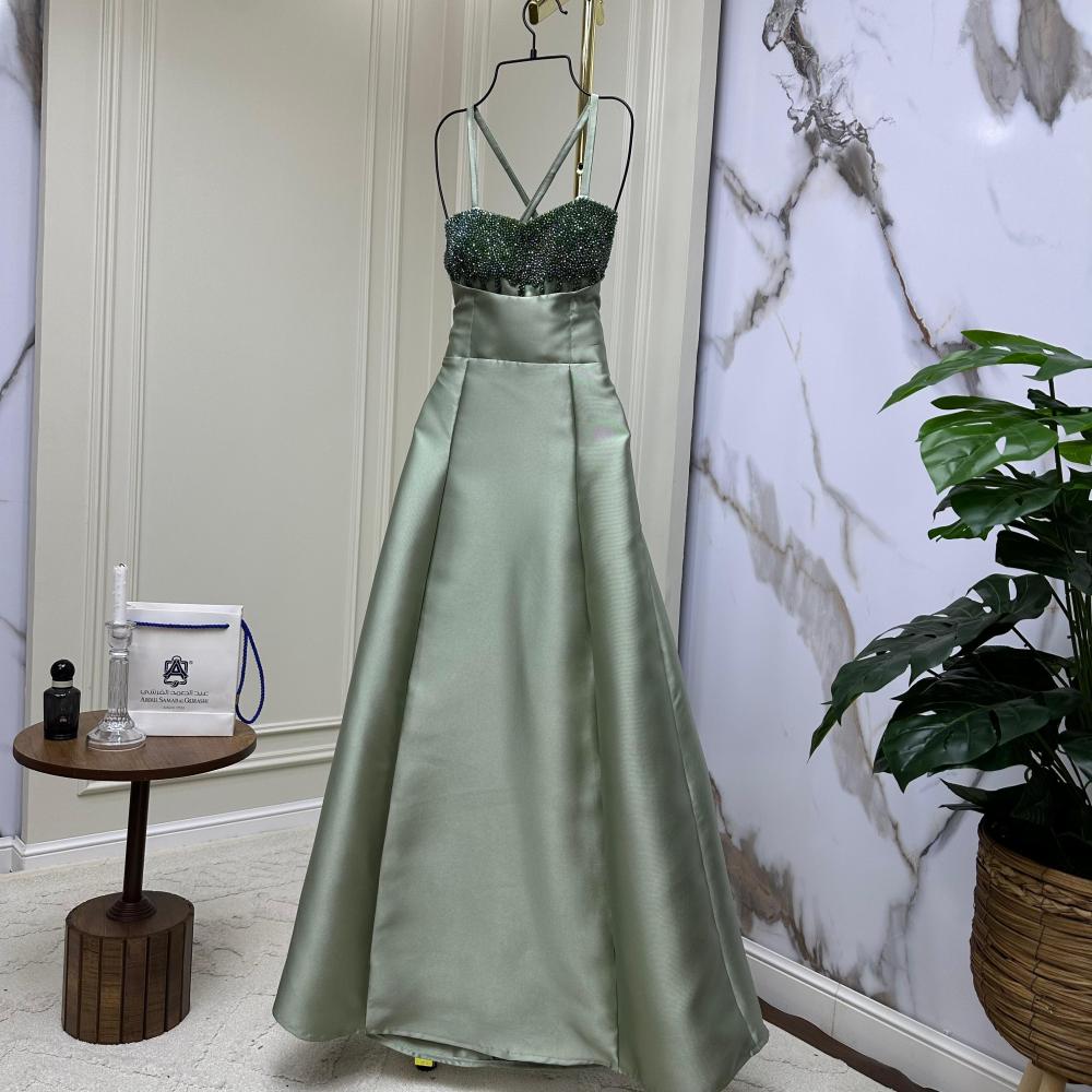 فستان ميكادو مطرز على الصدر