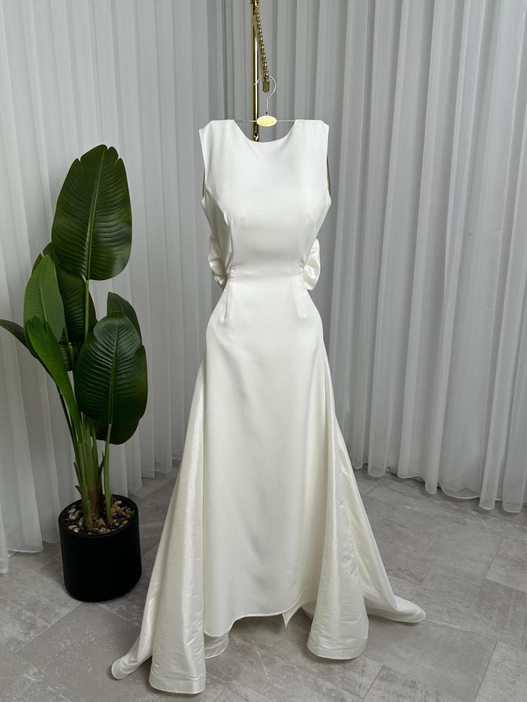 فستان أبيض عاجي