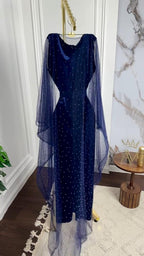 فستان مخملي بأكمام من التول