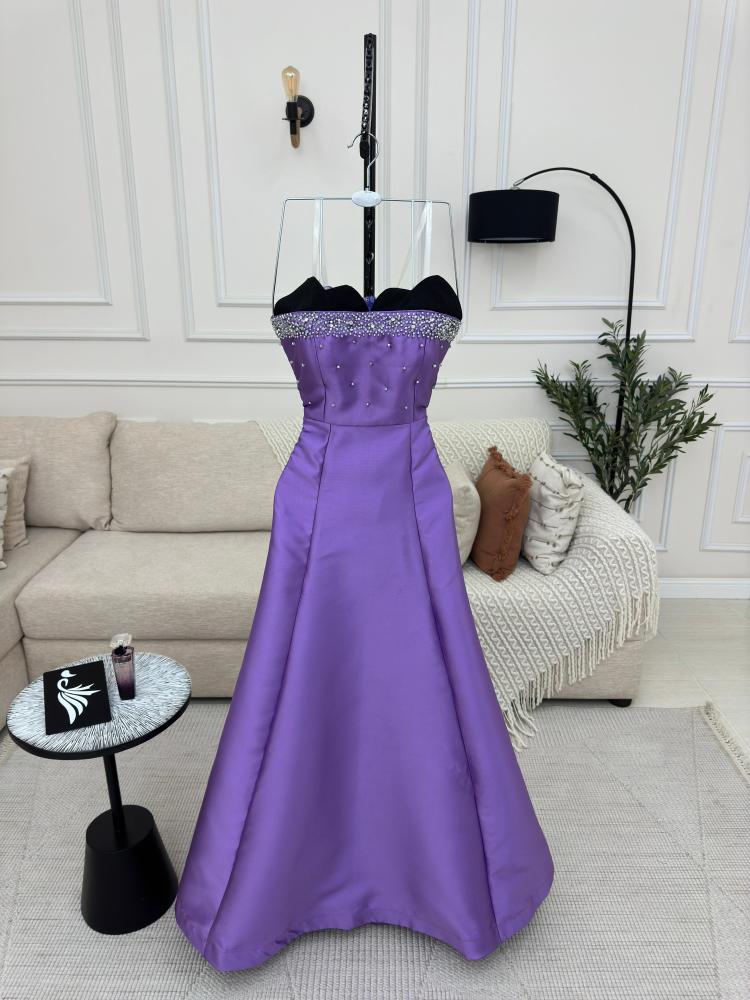 فستان ميكادو مطرز يدويًا على الصدر