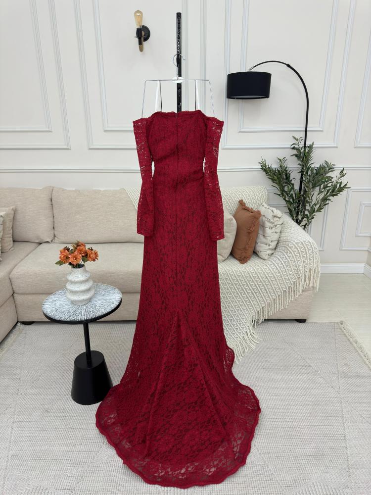 فستان من الدانتيل الناعم