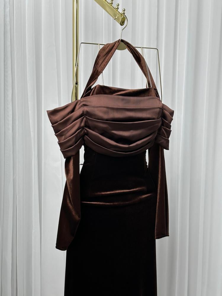 فستان مخملي مع ذيل ترتر