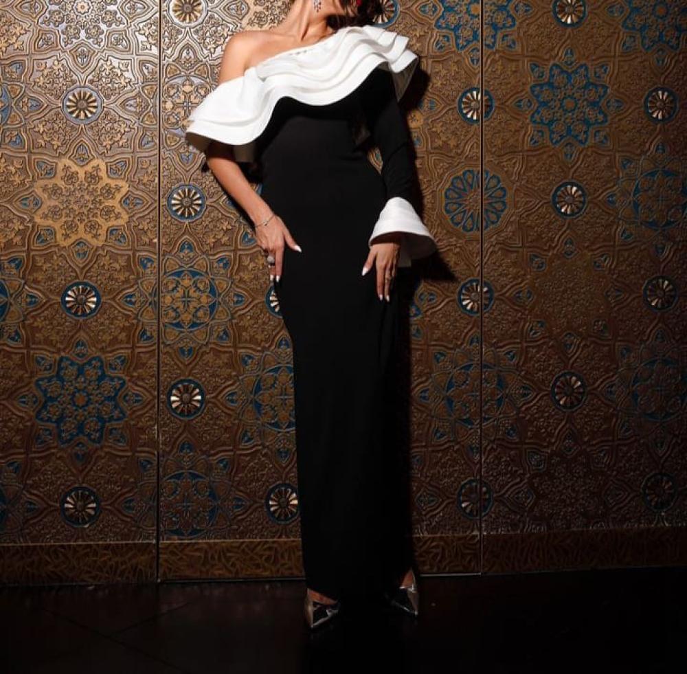 فستان باربي باللونين الأبيض والأسود