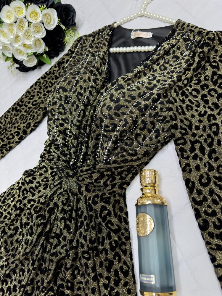 فستان نمر مخملي مطرز بالفصوص