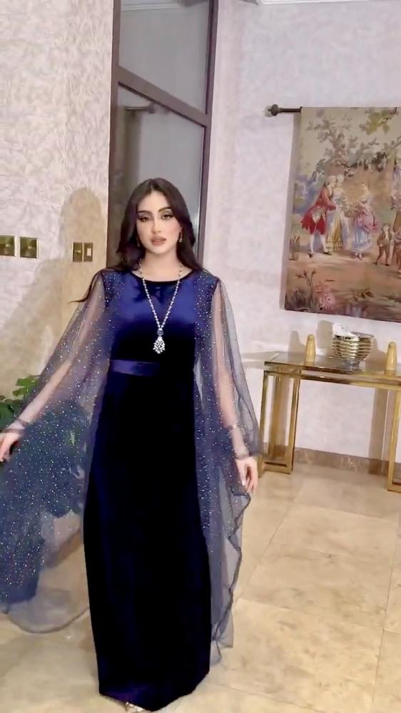 فستان مخملي بأكمام من التول