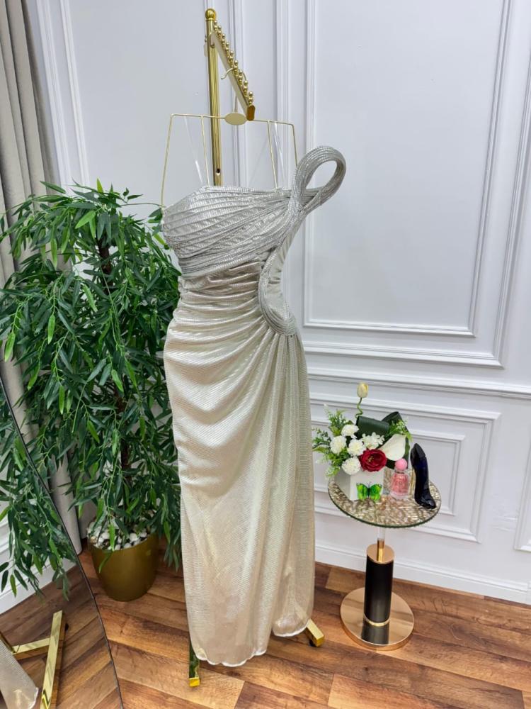 فستان سهرة مقنع