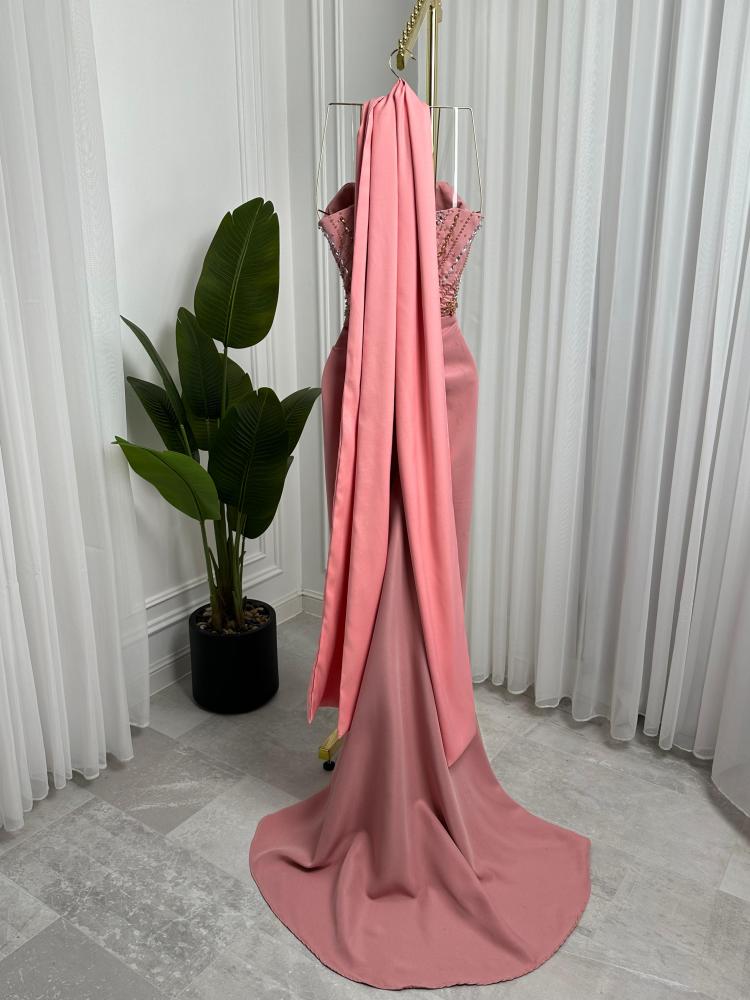 فستان باربي وتطريز يدوي