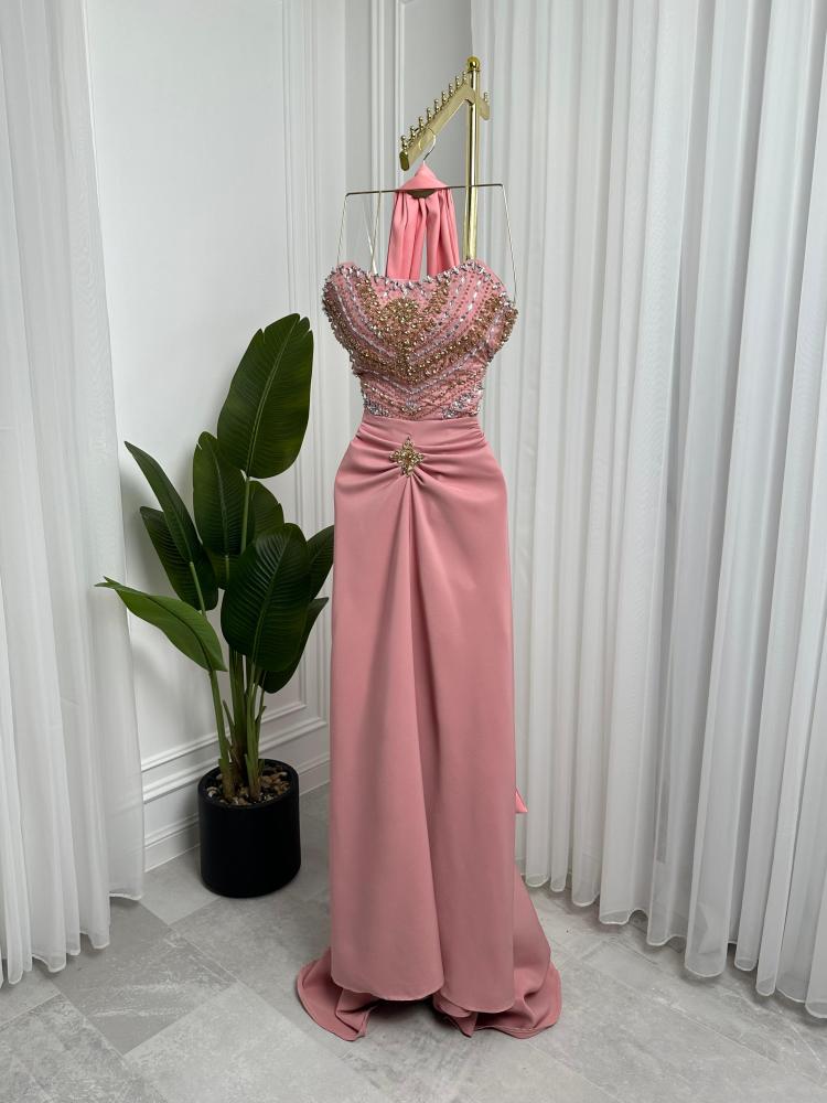 فستان باربي وتطريز يدوي