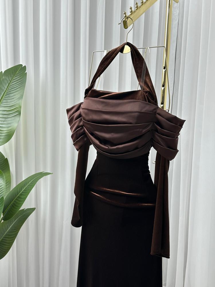 فستان مخملي مع ذيل ترتر