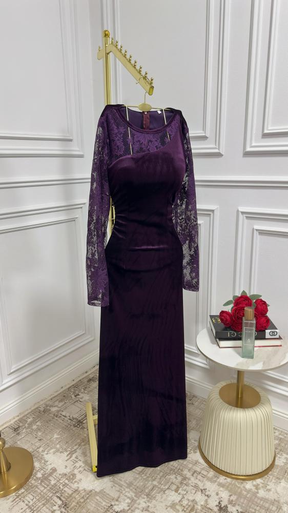 فستان مخملي ودانتيل