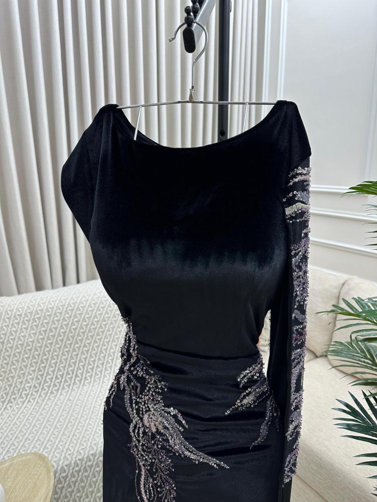 فستان مخملي + تطريز بالخرز