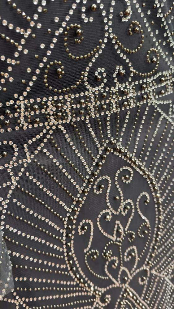 فستان من التول وفصوص الزركون