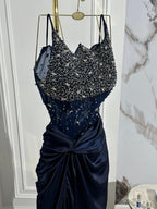 فستان من التفتا المطرز على التل