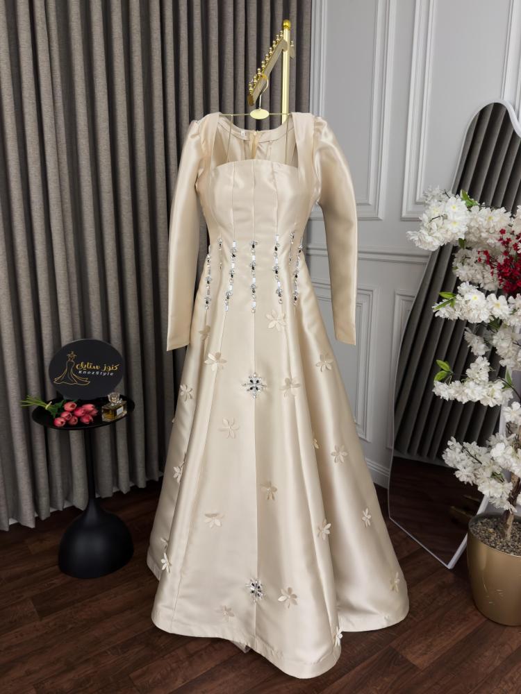 فستان ميكادو مطرز يدويًا