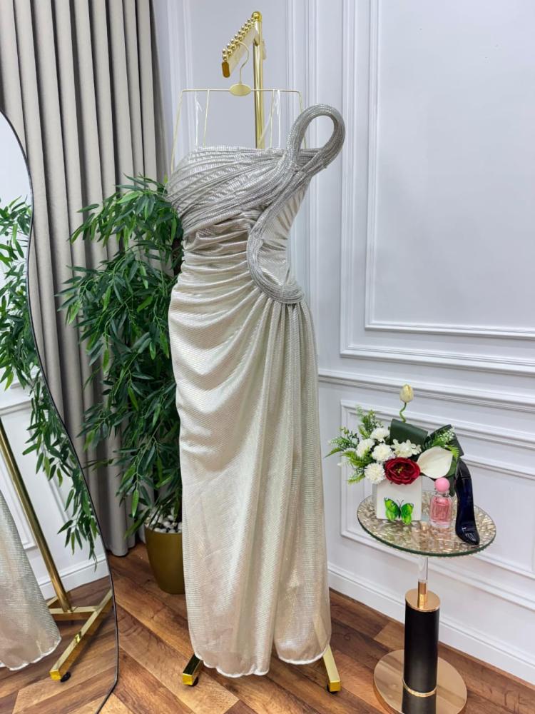 فستان سهرة مقنع