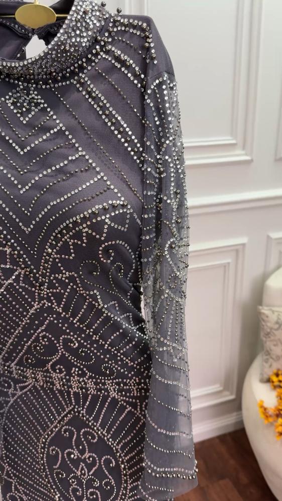 فستان من التول وفصوص الزركون