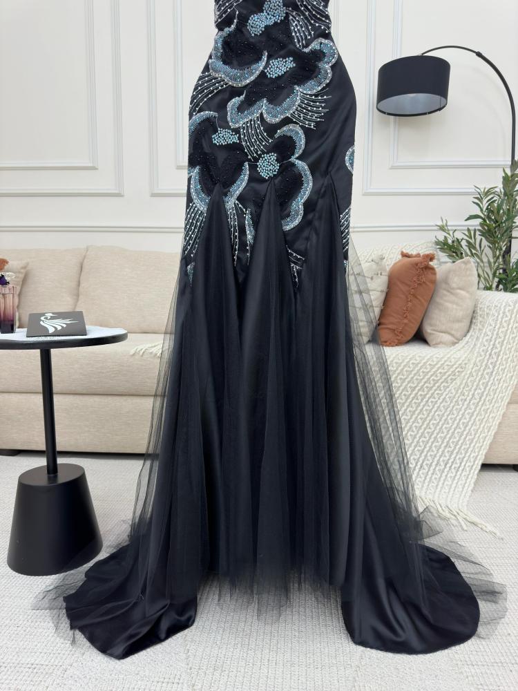 فستان من التفتا والتول الناعم