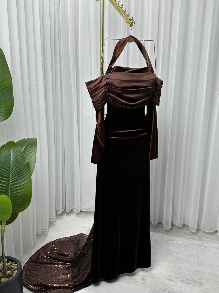 فستان مخملي مع ذيل ترتر