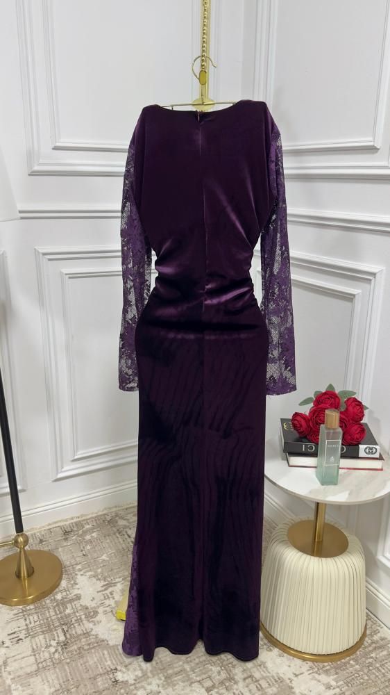 فستان مخملي ودانتيل