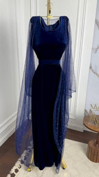 فستان مخملي بأكمام من التول