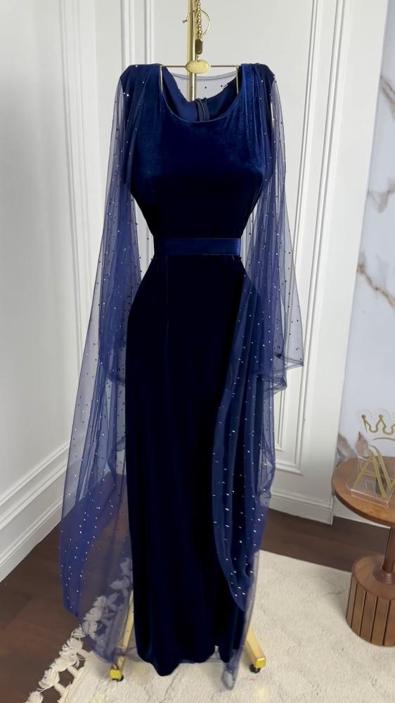 فستان مخملي بأكمام من التول