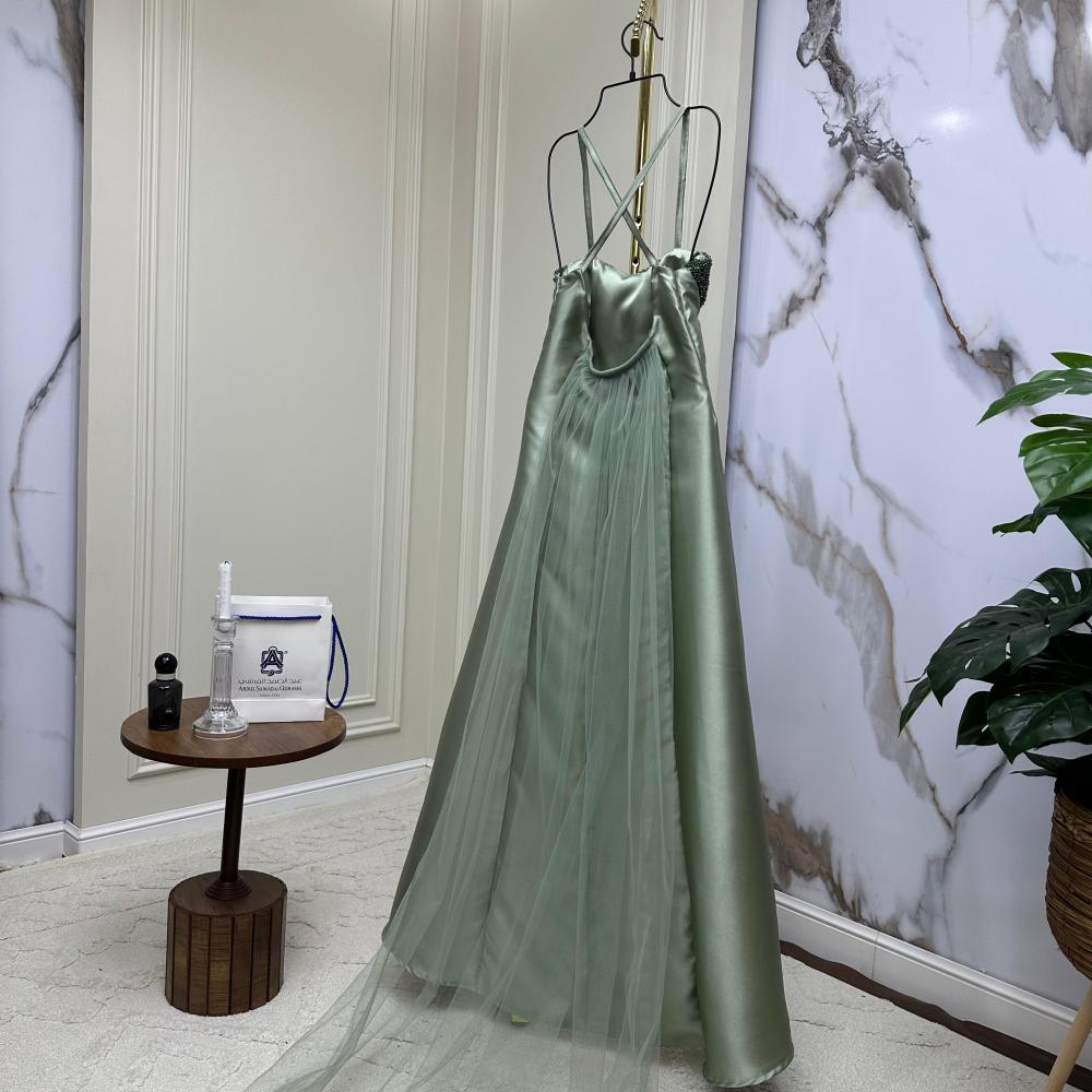 فستان ميكادو مطرز على الصدر