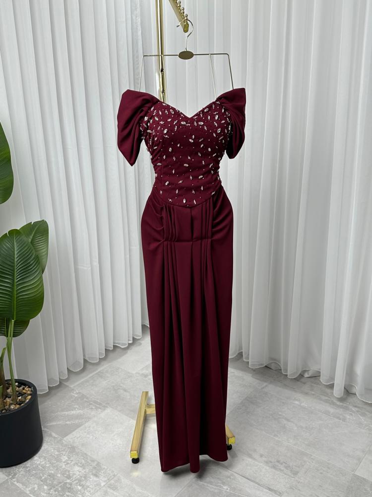 فستان ساتان مطرز على الصدر