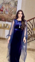 فستان مخملي بأكمام من التول