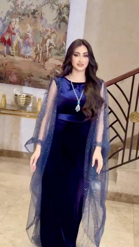 فستان مخملي بأكمام من التول