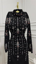 فستان كريب مطاطي وتطريز يدوي