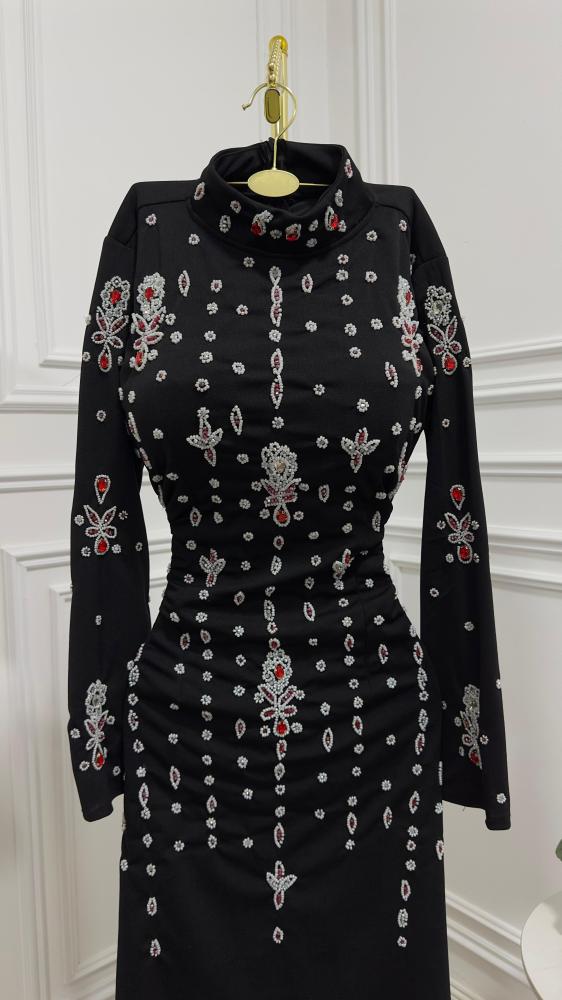 فستان كريب مطاطي وتطريز يدوي