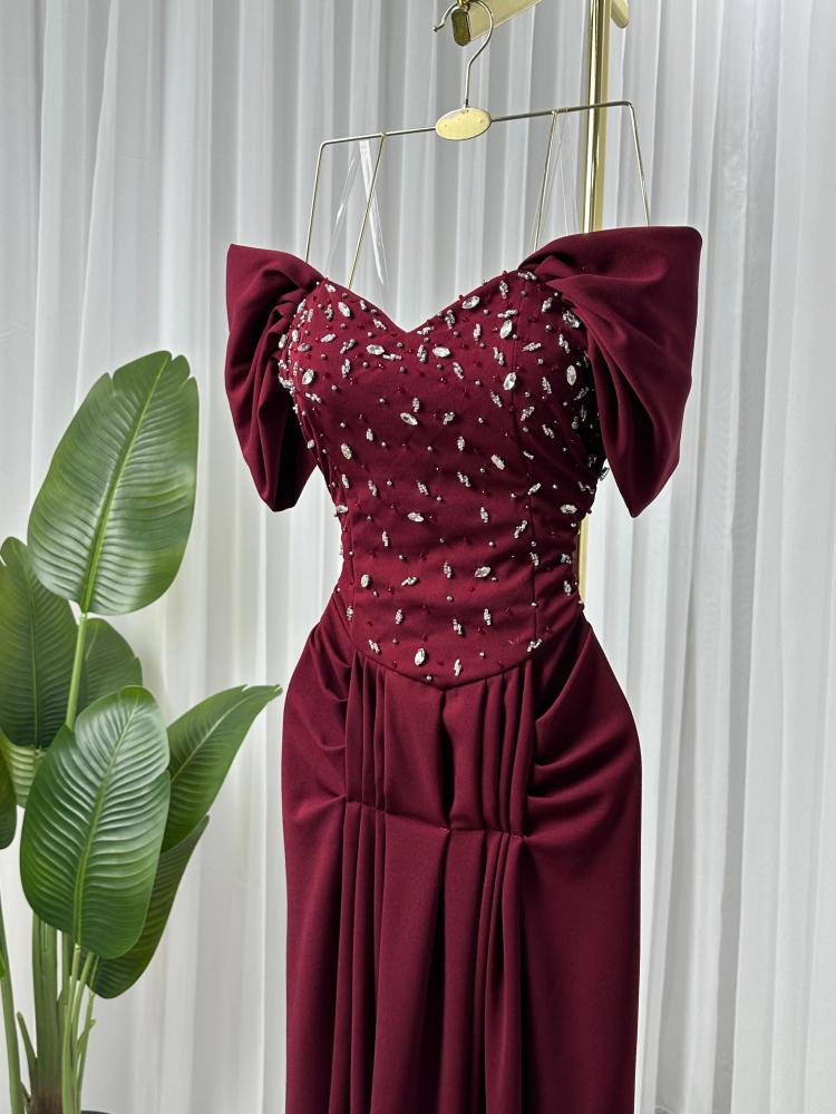 فستان ساتان مطرز على الصدر