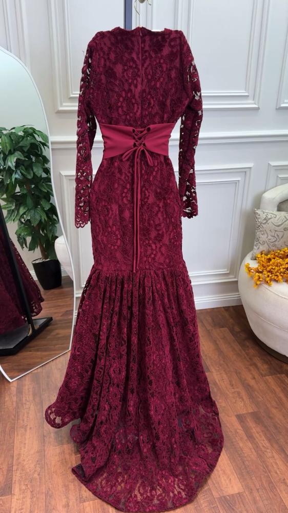 فستان من الدانتيل الفرنسي