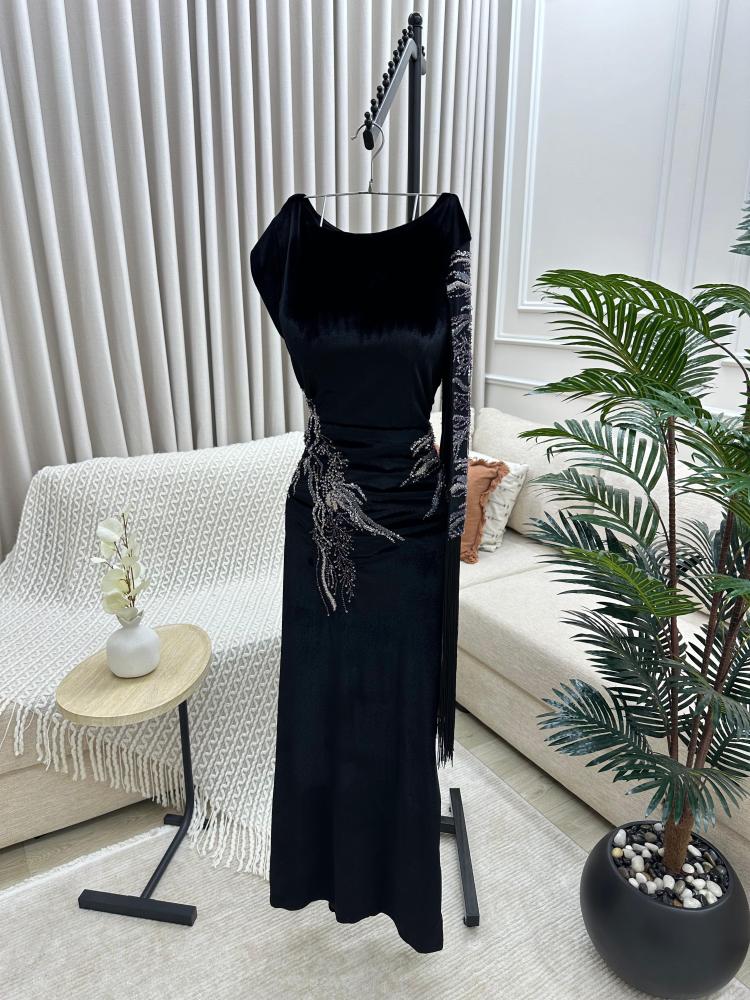 فستان مخملي + تطريز بالخرز