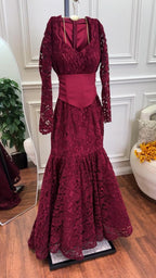 فستان من الدانتيل الفرنسي