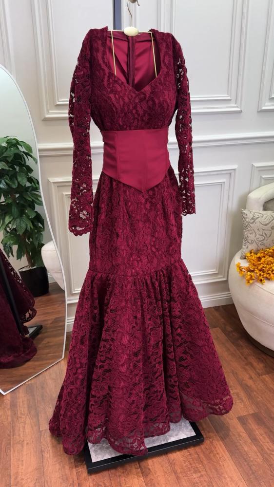 فستان من الدانتيل الفرنسي