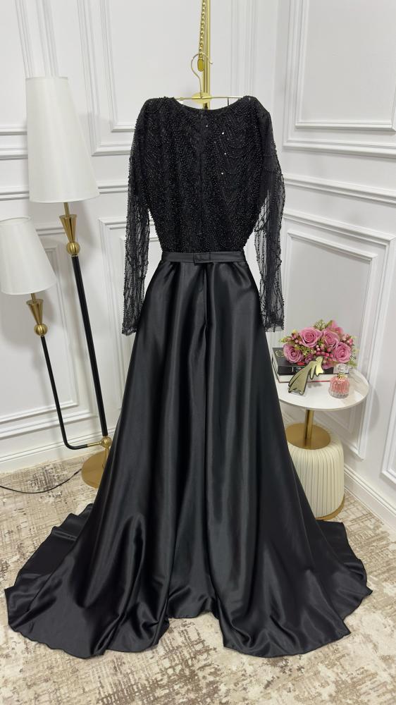 الفستان الذي على وشك أن يتم ارتداؤه