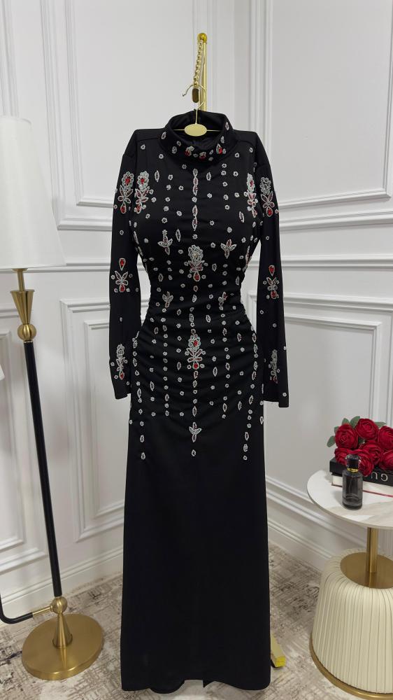 فستان كريب مطاطي وتطريز يدوي