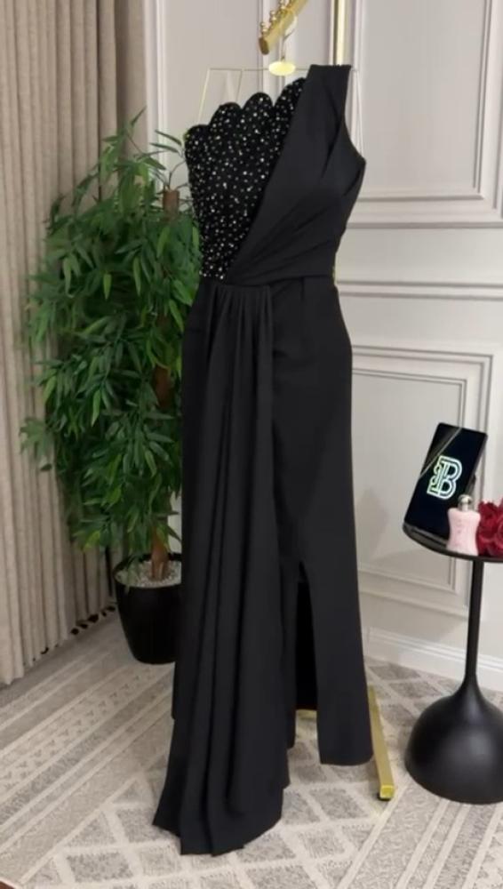 فستان ساتان مع تكلفة الصدر