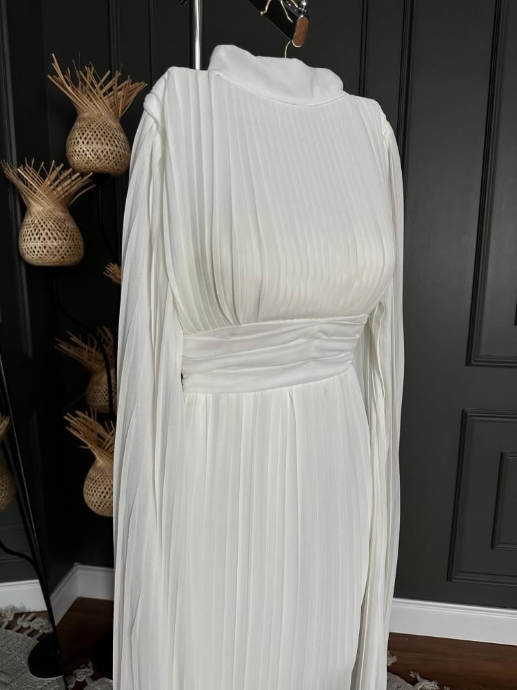 فستان شيفون ممزق ومطوي