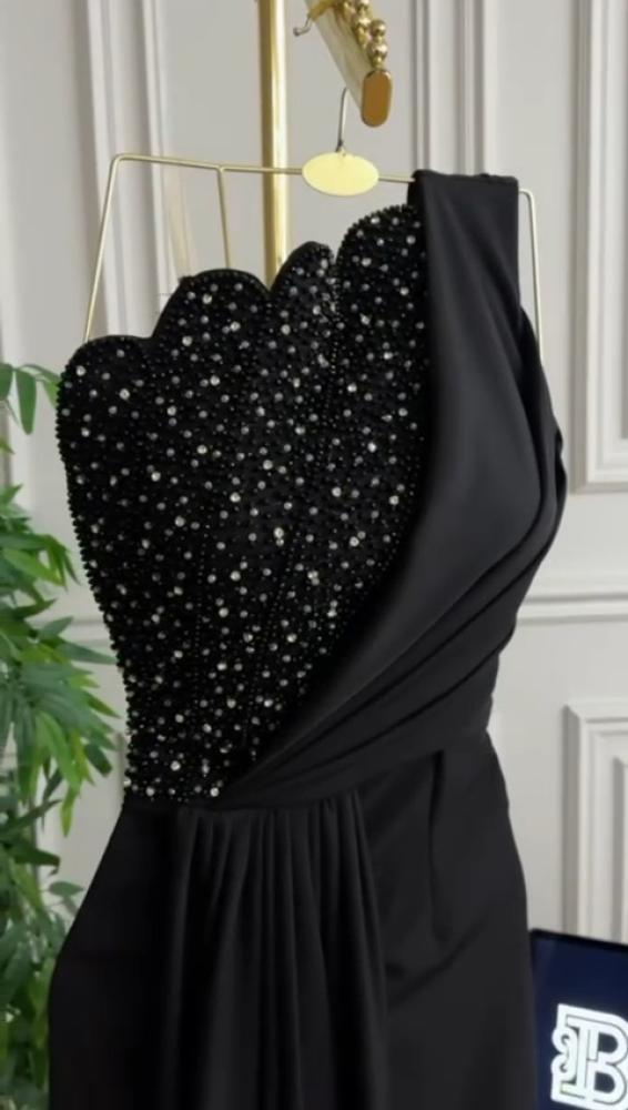 فستان ساتان مع تكلفة الصدر