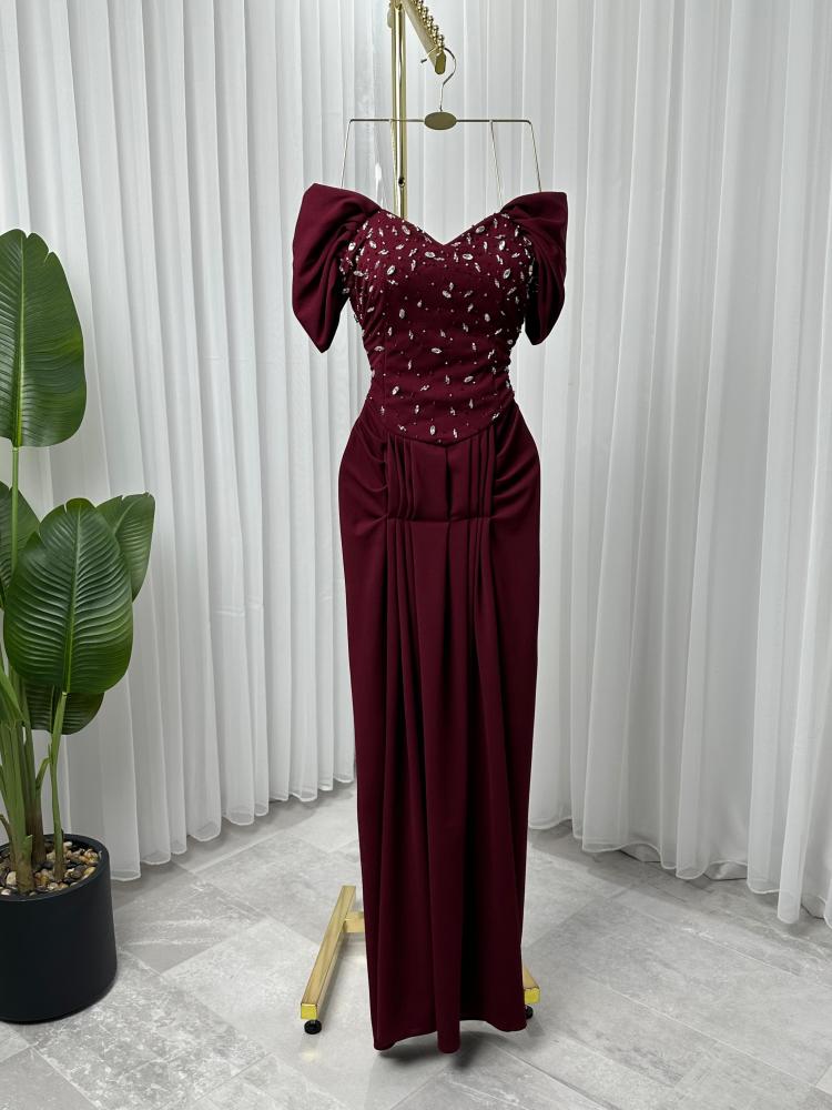 فستان ساتان مطرز على الصدر