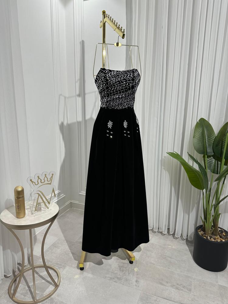 فستان جوخ مع تطريز على الصدر