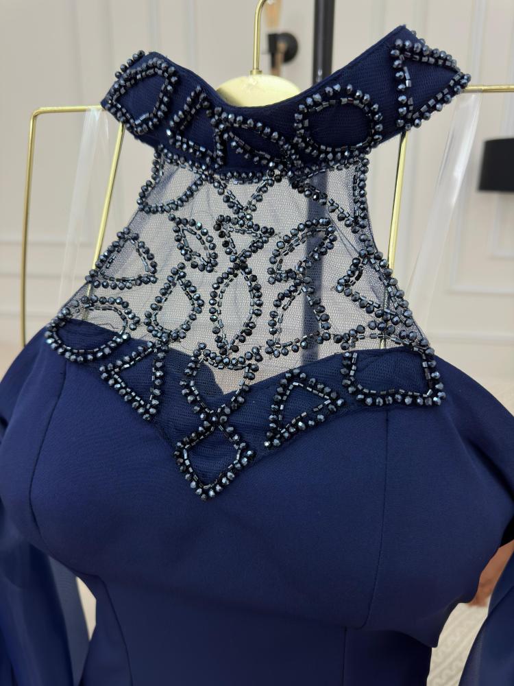 فستان باربي وأكمام الجزرة