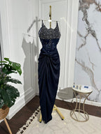 فستان من التفتا المطرز على التل